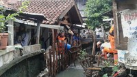 Sejak Tanggul Baswedan dibangun kokoh, tanggul Kali Pulo di RT 14 untuk pertama kalinya jebol usai hujan deras.