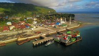 Pelabuhan Kaimana terletak di Provinsi Papua Barat, Kabupaten Kaimana yang memiliki peran untuk program tol laut ialah sebagai pelabuhan pusat kegiatan sekaligus menjadi pusat perekomonian masyarakat. Pool/Ditjen Perhubungan Laut Kemenhub.