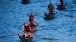 Foto: Ketika Santa Claus Balapan Perahu di Venesia