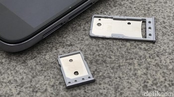 Redmi 5A memiliki dua slot SIM Card dan MicroSD. Foto: Adi Fida Rahman/detikINET
