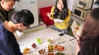 Dilansir CNBC, Jack Ma dulu tinggal bersama istrinya di apartemen kecil di tahun 1999. Di sana, ide Alibaba muncul. Jack Ma bersama teman-temannya sering berkumpul, berdiskusi soal mengembangkan sebuah perusahaan besar. CNBC/Istimewa.