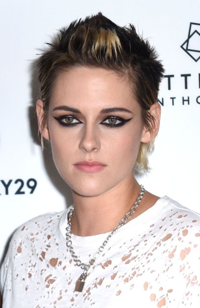 Suka bereksperimen dengan gaya rambut yang tak biasa seperti Kristen Stewart, biasanya orangnya menyenangkan dan berani tampil. Foto: Getty Images