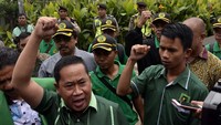Ketua DPW PPP Sumatera Utara Aswan Jaya mengangkat tangan saat akan bersilaturami ke kantor DPP PPP di Jakarta, Kamis (21/12/2017). Pool/PPP.