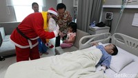 Siloam Hospitals Group turut berpartisipasi merayakan liburan Natal tahun ini Melalui Customer Center Initiative (CCI), dengan membagikan sabun cuci tangan di 31 unit rumah sakit sebagai bagian dari kampanye akhir tahun 2017. 