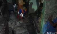 Kondisi perbaikan tanggul Kali Pulo di RT 14 Jati Padang
