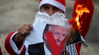 Foto: Sinterklas Bakar Foto Trump di Gaza