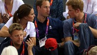 Harry bahkan sempat jadi orang ketiga di antara hubungan William dan Kate Middleton di beragam acara. Getty Images