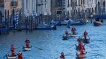 Foto: Ketika Santa Claus Balapan Perahu di Venesia