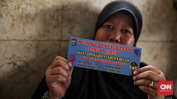 Sticker bertuliskan informasi tentang nomor Hotline pengaduan untuk pelaporan ketika terjadi kasus-kasus pelecehan seksual.