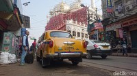 Sisi lainnya, Masjid Nakhoda memiliki 4 lantai. Saat hari Jumat biasa sejumlah 2000 orang memadati Masjid Nakhoda. Dari lantai 4, traveler dapat melihat tiang Jembatan Howrah yang menjulang tinggi (Masaul/detikTravel)