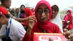 Potret Gembira Lansia Terima 500 Kacamata Gratis dari Pemprov DKI