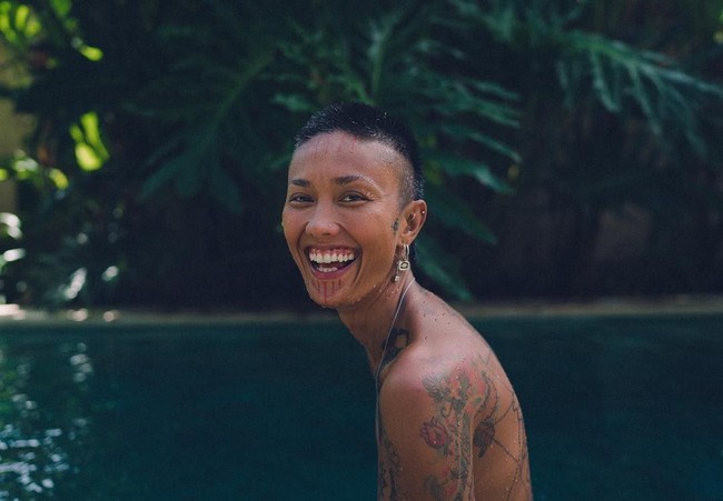 Perubahan Fahrani dengan rambut cepak dan tubuhnya yang dipenuhi tato itu pun mendapat banyak kritikan dan komentar negatif dari netizen. Foto: Instagram