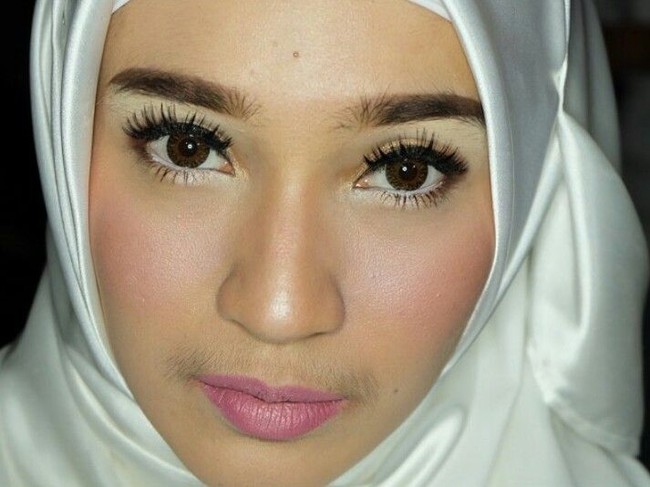 Dhini Aminarti juga memiliki kumis. Pesinetron dan istri Dimas Seto itu pun bangga menunjukkan bulu-bulu halusnya di atas bibirnya. Foto: Dok. Instagram