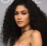 Rambutmu lurus, tapi kamu lebih pilih menatanya jadi keriting. Berarti kamu menginginkan sebuah dinamika dalam hidup. Kamu selalu menginginkan tantangan dan petualangan baru agar hidup tak membosankan. Foto: Getty Images