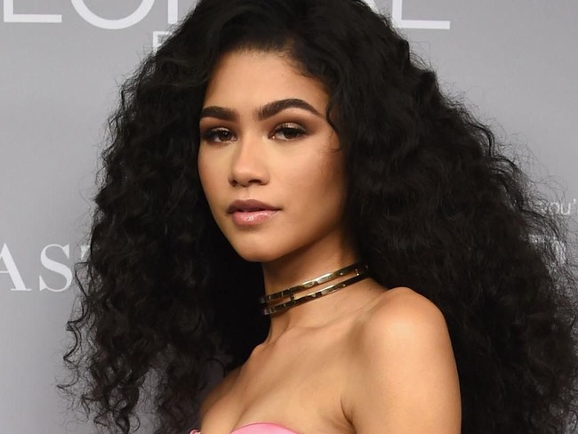 Rambutmu lurus, tapi kamu lebih pilih menatanya jadi keriting. Berarti kamu menginginkan sebuah dinamika dalam hidup. Kamu selalu menginginkan tantangan dan petualangan baru agar hidup tak membosankan. Foto: Getty Images