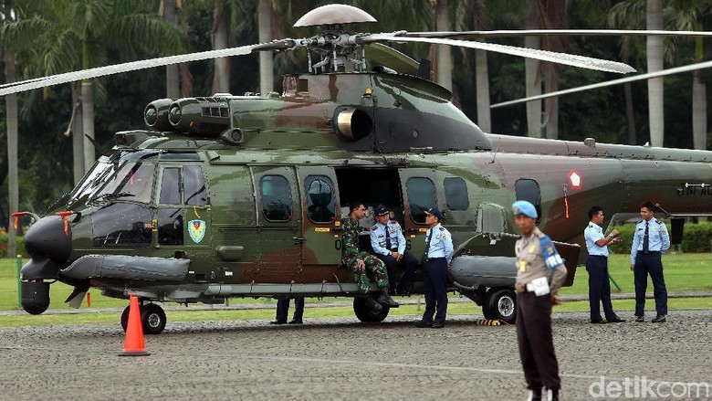 Helikopter TNI Hilir Mudik di Langit Jakarta Jelang Pelantikan Presiden Helikopter TNI Hilir Mudik di Langit Jakarta Jelang Pelantikan Presiden
