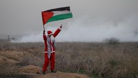 Sosok itu adalah seorang demonstran yang memakai kostum sinterklas. Dia ikut aksi demonstrasi di Gaza, dekat perbatasan Israel.
