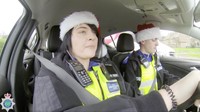 Mereka kompak mengenakan topi santaklaus di dalam mobil patroli.  (Foto: Dok. Twitter @StaffsPolice)