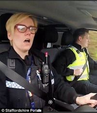   Aksi Seru 'Carpool Karaoke' Ala Polisi Saat Patroli