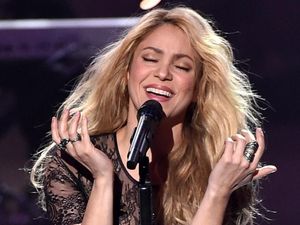 Shakira Bawa Pulang Piala Best Latin Pop Album