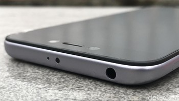 Bagian atas terdapat jack audio 3,5 mm dan sensor infra merah. Foto: Adi Fida Rahman/detikINET
