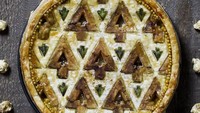 Masih bertema Natal, kali ini hiasan pie berbentuk pohon Natal. Polanya dibuat geometris sehingga terlihat cantik. Foto: Istimewa