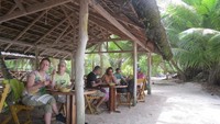 Konsep restorannya sangat santai dengan lantainya beralaskan pasir pantai (Fitraya/detikTravel)