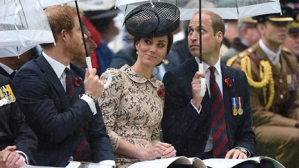 Foto: Saat Pangeran Harry Jadi Orang Ketiga Kate Middleton dan William
