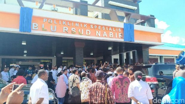 Jokowi dan Menkes saat meninjau poliklinik di Nabire. 