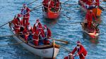 Foto: Ketika Santa Claus Balapan Perahu di Venesia