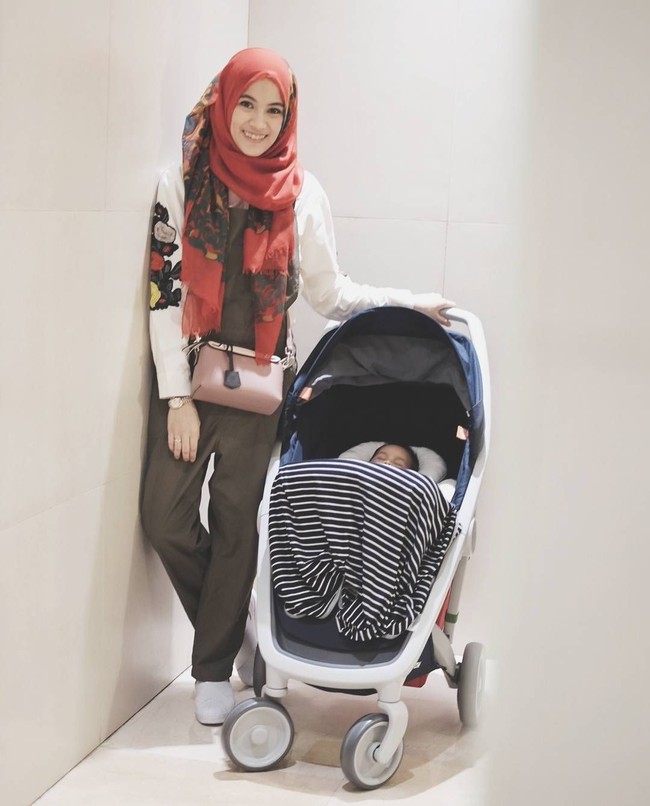 Aktris Alyssa Soebandono melahirkan anak keduanya pada Agustus 2017. Dan lihat penampilannya di foto ini yang diunggahnya satu bulan setelah melahirkan. Alyssa sudah kembali langsing dan gayanya seperti anak kuliahan. Foto: Dok. Instagram