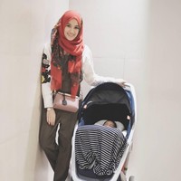 Aktris Alyssa Soebandono melahirkan anak keduanya pada Agustus 2017. Dan lihat penampilannya di foto ini yang diunggahnya satu bulan setelah melahirkan. Alyssa sudah kembali langsing dan gayanya seperti anak kuliahan. Foto: Dok. Instagram