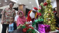 Santa hadir dan berbagi terhadap sesama pasien anak yang sedang menjalani perawatan di RS Siloam ini.