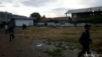 Lahan ini terletak sekitar 100 meter dari gate lama Stasiun Tanah Abang, yang ada di Jalan Jati Baru Raya. Terdapat trotoar bagi warga yang ingin menuju lahan tersebut untuk menumpangi ojek, baik online maupun konvensional.