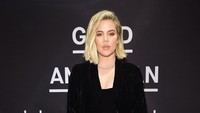 Pernah bertubuh bongsor, Khloe Kardashian mengalami bully dan tekanan bahkan dari keluarganya sendiri. Bahkan ia dibanding-bandingkan dengan kakaknya, membuat mentalnya terganggu. Akhirnya ia balas dendam lewat mengubah gaya hidupnya lebih sehat dan memulai program Revenge Body. Foto: Jamie McCarthy/Getty Images fro Good American