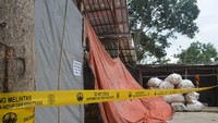 Usai mengunjungi TPS, tim KLHK dari Ditjen Penegakan Hukum dan Pengelolaan Limbah B3 menggelar inspeksi mendadak ke 6 gudang milik pengusaha rongsok yang mengelola limbah alat medis. (Foto: Sudirman Wamad/detikcom)