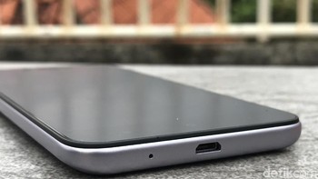 Bagian bawah terdapat port microUSB. Foto: Adi Fida Rahman/detikINET