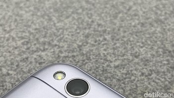 Kamera bagian belakangnya 13 MP dengan aperture f/2.2. Dilengkapi PDAF untuk memotret benda bergerak. Foto: Adi Fida Rahman/detikINET