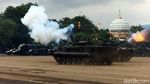 Tembakan Meriam dari Tank Marinir Sambut Marsekal Hadi