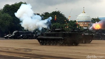 Tembakan Meriam dari Tank Marinir Sambut Marsekal Hadi