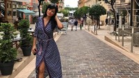 Terakhir, si koki seksi itu menikmati Monako. Dalam keterangan di fotonya itu tertera cuaca yang nyaman karena bersuhu 22 derajat (farahquinnofficial/Instagram)