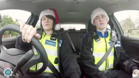 Ini adalah hari pertama dari Carpool Karaoke kami dalam rangka kampanye hari natal. Hari ini kami akan berbicara dan bernyanyi tentang kejahatan siber. Kejahatan siber begitu marak saat ini dan kami tidak ingin Anda menjadi mangsa para penjahat siber #saferxmas, tulis @StaffsPolice. (Foto: Dok. Twitter @StaffsPolice)