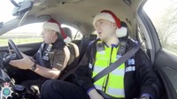 Satu polisi berperan ala James Corden sementara satunya lagi seperti selebriti yang akan menyanyi.  (Foto: Dok. Twitter @StaffsPolice)