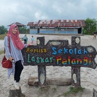 Penampilan Okie Agustina terlihat santai memakai setelan blouse asimetris bergaris serta celana lurus. Sneakers putih melengkapi gayanya ketika liburan. Gaya hijabnya menggunakan kerudung instan yang memiliki banyak layer agar lebih menarik. Foto: Dok. Instagram @mrs.gdc13