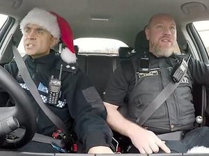 Aksi Seru Carpool Karaoke Ala Polisi Saat Patroli
