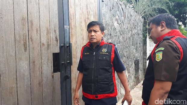  Tim penyidik Kejaksaan Tinggi Kepulauan Riau mendatangi rumah mewah terkait kasus korupsi dana asuransi PNS Pemkot Batam, Kamis (21/12/2017)