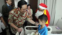 Turut hadir Direktur Utama Siloam Hospitals TB Simatupang dr. Danny Widjaja yang juga menemui pasien dalam partisipasi merayakan liburan Natal tahun ini di Jakarta, Kamis (21/12/2017).