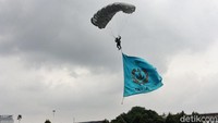 Penerjun payung yang membawa bendera TNI AL sukses mendarat di lapangan Kesatrian Marinir Hartono Bhumi.