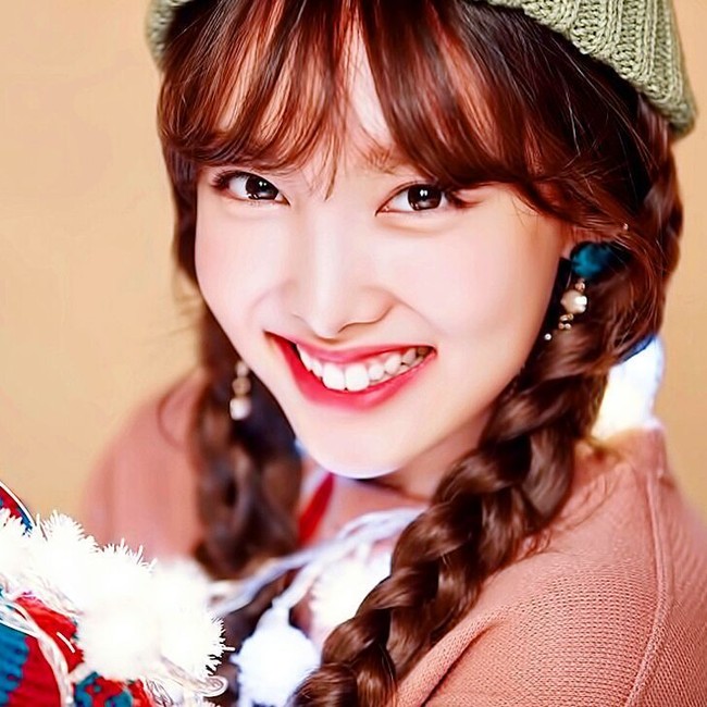 Seperti Red Velvet, TWICE juga merupakan salah satu girl band paling populer di 2017. Salah satu member yang jadi perhatian adalah Nayeon yang dalam daftar ini berada di posisi enam. Selain wanita 22 tahun itu, beberapa member Twice lain juga masuk dalam Top Idols 2017. Foto: Instagram