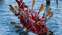 Walau musim dingin, para Santa terus mengayuh perahu hingga garis finish! (Reuters)